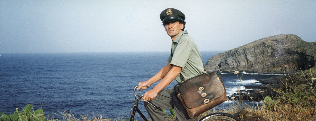 Massimo Troisi in una scena del film Il postino