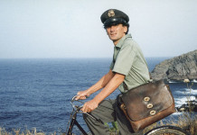 Massimo Troisi in una scena del film Il postino